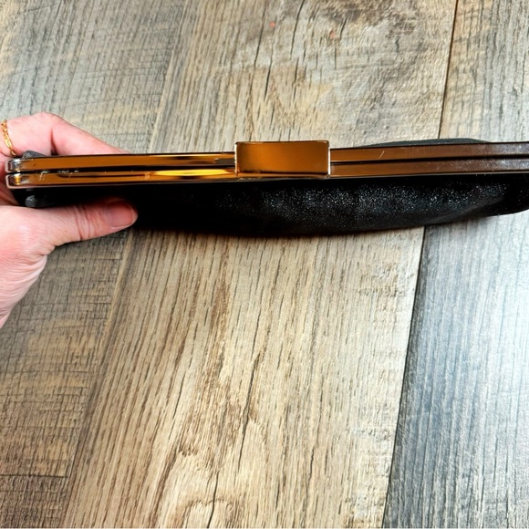 Vintage BANANA REPUBLIC Clutch Black and Gold Leather  Metallic Kiss Lock Purse - Picture 2 of 8